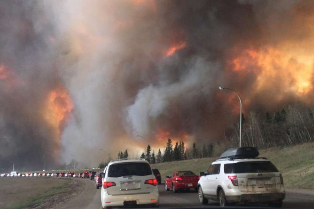 evac_cars_csm_Landscape_view_of_wildfire_near_Highway_63_in_south_Fort_McMurray__cropped__256f9585e9.jpg